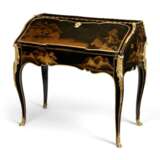 A LOUIS XV ORMOLU-MOUNTED JAPANESE BLACK AND GILT-LACQUER BUREAU DE PENTE - photo 8