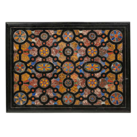 AN ITALIAN PIETRE DURE AND SILVER-INLAID TABLE TOP - Foto 1