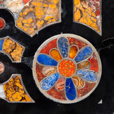 AN ITALIAN PIETRE DURE AND SILVER-INLAID TABLE TOP - Foto 4