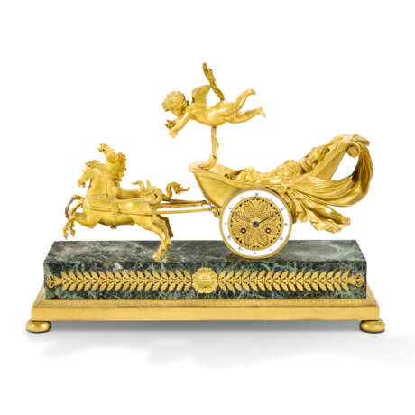 AN EMPIRE ORMOLU AND VERDE ANTICO MARBLE STRIKING MANTEL CLOCK - Foto 2