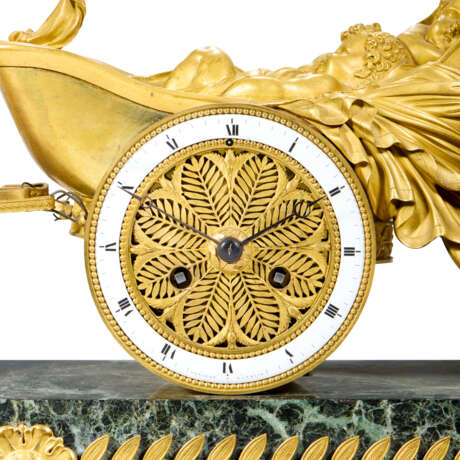 AN EMPIRE ORMOLU AND VERDE ANTICO MARBLE STRIKING MANTEL CLOCK - Foto 3