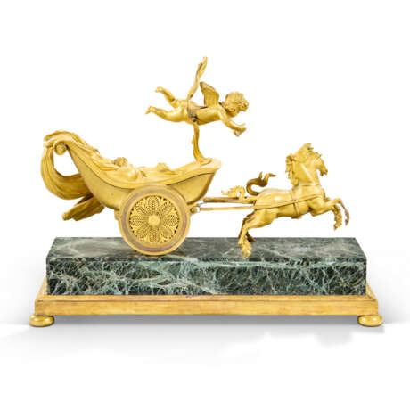 AN EMPIRE ORMOLU AND VERDE ANTICO MARBLE STRIKING MANTEL CLOCK - Foto 5