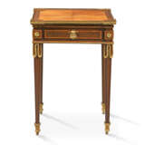 A LATE LOUIS XVI ORMOLU-MOUNTED TULIPWOOD, AMARANTH, AND KINGWOOD OCCASIONAL TABLE - Foto 1