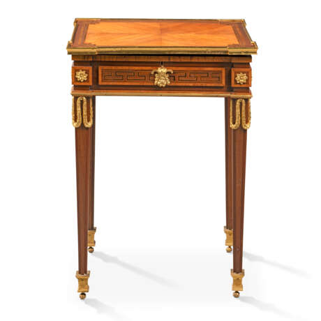 A LATE LOUIS XVI ORMOLU-MOUNTED TULIPWOOD, AMARANTH, AND KINGWOOD OCCASIONAL TABLE - Foto 1