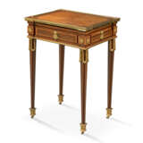 A LATE LOUIS XVI ORMOLU-MOUNTED TULIPWOOD, AMARANTH, AND KINGWOOD OCCASIONAL TABLE - Foto 2