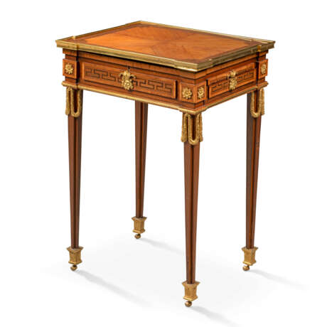 A LATE LOUIS XVI ORMOLU-MOUNTED TULIPWOOD, AMARANTH, AND KINGWOOD OCCASIONAL TABLE - Foto 2