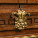 A LATE LOUIS XVI ORMOLU-MOUNTED TULIPWOOD, AMARANTH, AND KINGWOOD OCCASIONAL TABLE - Foto 5