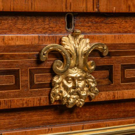 A LATE LOUIS XVI ORMOLU-MOUNTED TULIPWOOD, AMARANTH, AND KINGWOOD OCCASIONAL TABLE - Foto 5