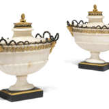 A PAIR OF LATE LOUIS XVI ORMOLU AND PATINATED-BRONZE-MOUNTED MARBLE COVERED VASES - Foto 1