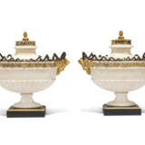 A PAIR OF LATE LOUIS XVI ORMOLU AND PATINATED-BRONZE-MOUNTED MARBLE COVERED VASES - Foto 5