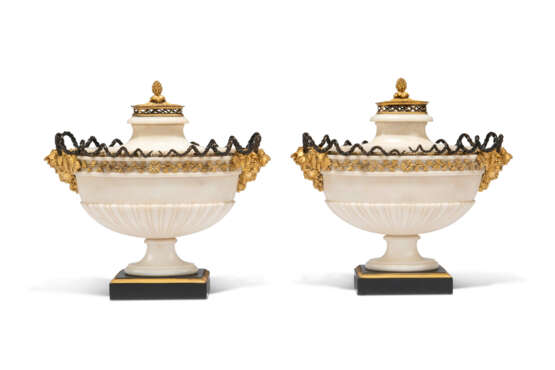 A PAIR OF LATE LOUIS XVI ORMOLU AND PATINATED-BRONZE-MOUNTED MARBLE COVERED VASES - Foto 5