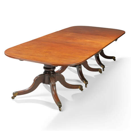 A GEORGE IV MAHOGANY FOUR-PEDESTAL DINING-TABLE - Foto 2