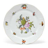 A HEREND PORCELAIN 'FRUITS AND FLOWERS' PATTERN PART TABLE-SERVICE - photo 4