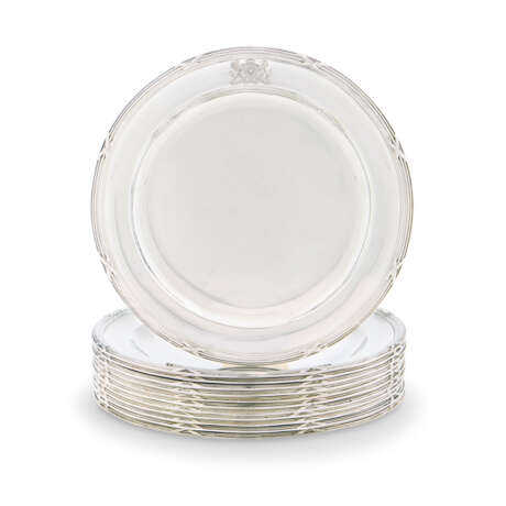 A SET OF TWELVE GEORGE III SILVER DINNER PLATES FROM THE CAMDEN SERVICE - photo 1