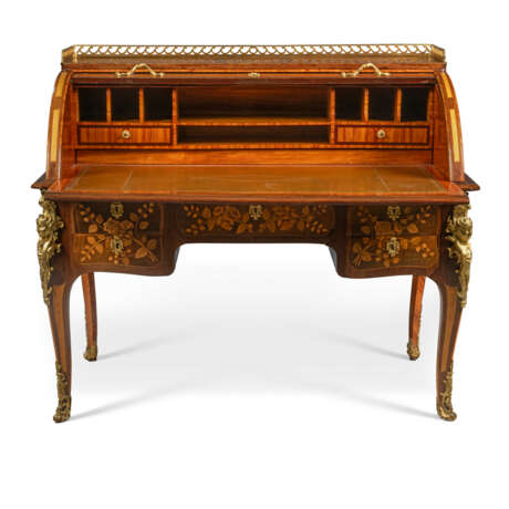 A LOUIS XV ORMOLU-MOUNTED TULIPWOOD, AMARANTH, SYCAMORE AND MARQUETRY CYLINDER BUREAU - Foto 2