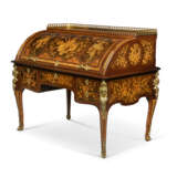 A LOUIS XV ORMOLU-MOUNTED TULIPWOOD, AMARANTH, SYCAMORE AND MARQUETRY CYLINDER BUREAU - Foto 3