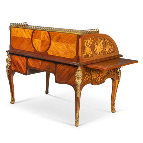 A LOUIS XV ORMOLU-MOUNTED TULIPWOOD, AMARANTH, SYCAMORE AND MARQUETRY CYLINDER BUREAU - Foto 4