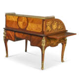 A LOUIS XV ORMOLU-MOUNTED TULIPWOOD, AMARANTH, SYCAMORE AND MARQUETRY CYLINDER BUREAU - Foto 4