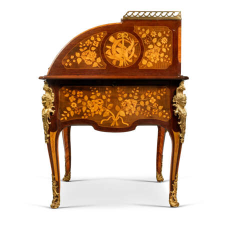 A LOUIS XV ORMOLU-MOUNTED TULIPWOOD, AMARANTH, SYCAMORE AND MARQUETRY CYLINDER BUREAU - Foto 5