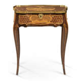 A LOUIS XV ORMOLU-MOUNTED TULIPWOOD, AMARANTH, SYCAMORE, MARQUETRY AND PARQUETRY DRESSING TABLE - Foto 1