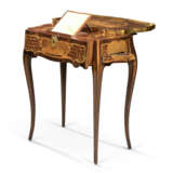 A LOUIS XV ORMOLU-MOUNTED TULIPWOOD, AMARANTH, SYCAMORE, MARQUETRY AND PARQUETRY DRESSING TABLE - Foto 2