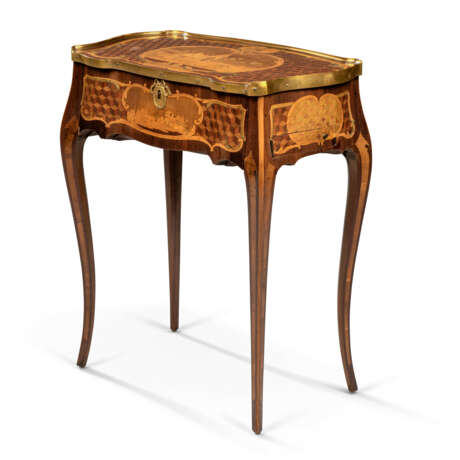 A LOUIS XV ORMOLU-MOUNTED TULIPWOOD, AMARANTH, SYCAMORE, MARQUETRY AND PARQUETRY DRESSING TABLE - Foto 3