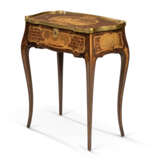 A LOUIS XV ORMOLU-MOUNTED TULIPWOOD, AMARANTH, SYCAMORE, MARQUETRY AND PARQUETRY DRESSING TABLE - Foto 3