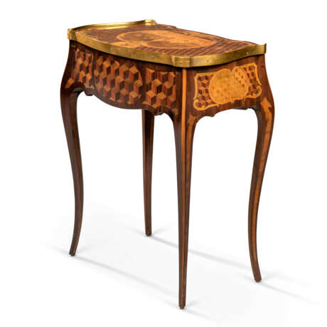 A LOUIS XV ORMOLU-MOUNTED TULIPWOOD, AMARANTH, SYCAMORE, MARQUETRY AND PARQUETRY DRESSING TABLE - Foto 4