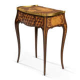 A LOUIS XV ORMOLU-MOUNTED TULIPWOOD, AMARANTH, SYCAMORE, MARQUETRY AND PARQUETRY DRESSING TABLE - Foto 4