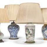 A CHINESE FAMILLE ROSE VASE ADAPTED AS A LAMP AND THREE OTHER VASE LAMPS - Foto 1