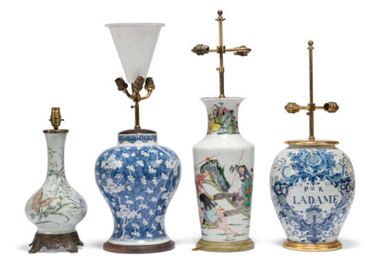 A CHINESE FAMILLE ROSE VASE ADAPTED AS A LAMP AND THREE OTHER VASE LAMPS - Foto 2