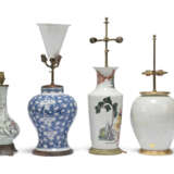 A CHINESE FAMILLE ROSE VASE ADAPTED AS A LAMP AND THREE OTHER VASE LAMPS - фото 3