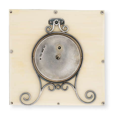 A SILVER-MOUNTED GUILLOCHÉ ENAMEL DESK CLOCK - Foto 2