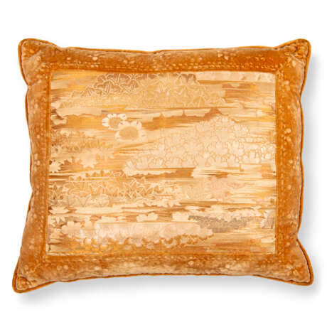 NINETEEN ASSORTED SILK AND VELVET CUSHIONS - фото 8