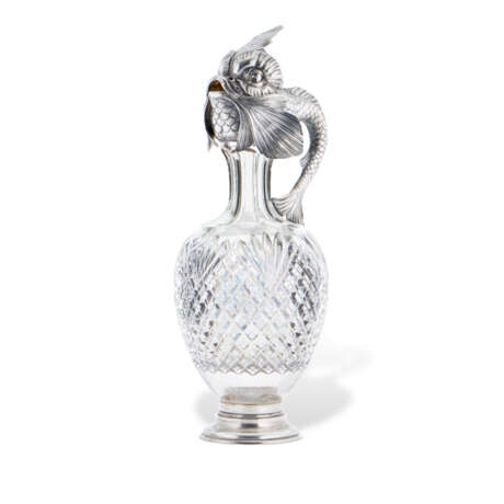 A SMALL SILVER-MOUNTED CUT-GLASS DECANTER - Foto 1