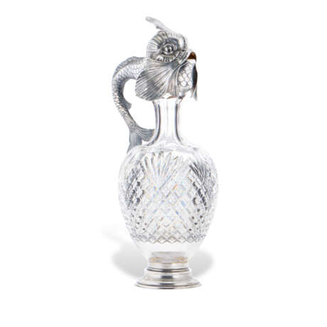 A SMALL SILVER-MOUNTED CUT-GLASS DECANTER - Foto 2