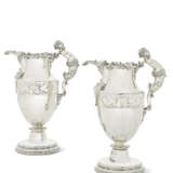 A PAIR OF GEORGE III SILVER EWERS - Foto 1