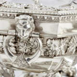 A PAIR OF GEORGE III SILVER SAUCE-TUREENS, COVERS AND STANDS - фото 3