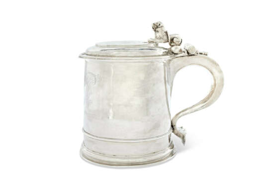 A CHARLES II SILVER TANKARD - photo 1