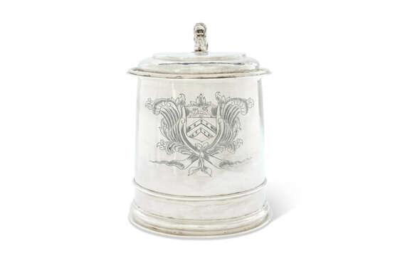 A CHARLES II SILVER TANKARD - фото 2