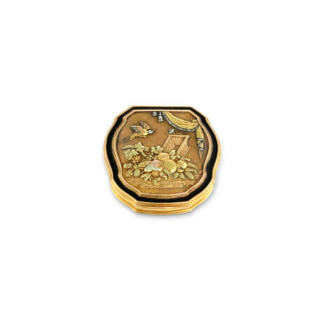 A GEORGE II VARI-COLOUR GOLD SNUFF-BOX SET WITH A MINIATURE - фото 2