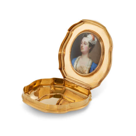 A GEORGE II VARI-COLOUR GOLD SNUFF-BOX SET WITH A MINIATURE - photo 4