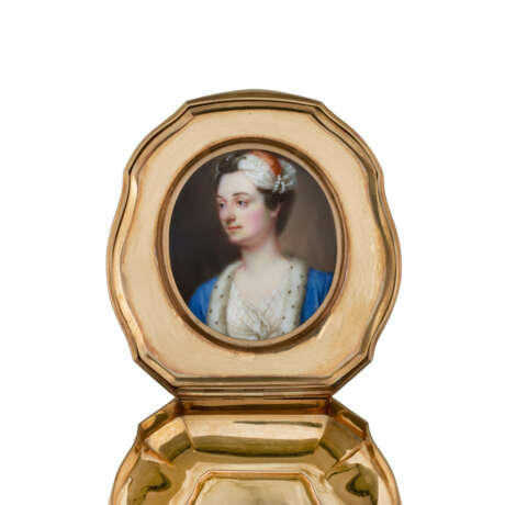 A GEORGE II VARI-COLOUR GOLD SNUFF-BOX SET WITH A MINIATURE - photo 5