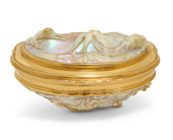 A CONTINENTAL GOLD-MOUNTED SHELL CAMEO SNUFF-BOX - Foto 1