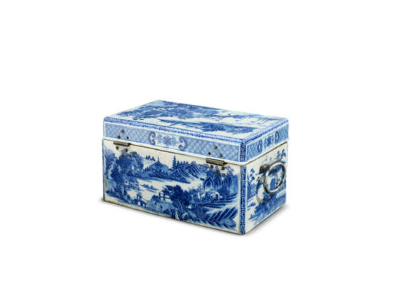 A SET OF THREE GEORGE III OLD SHEFFIELD PLATE TEA CADDIES IN CHINESE BLUE AND WHITE PORCELAIN CASE - photo 2