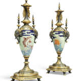 A PAIR OF FRENCH 'JAPONISME' ORMOLU, PATINATED BRONZE AND CLOISENNE ENAMEL COVERD VASES - Foto 1