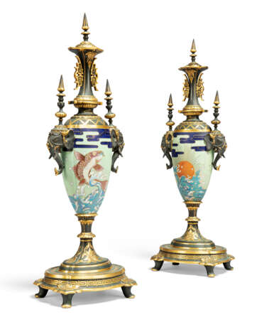 A PAIR OF FRENCH 'JAPONISME' ORMOLU, PATINATED BRONZE AND CLOISENNE ENAMEL COVERD VASES - Foto 1