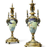 A PAIR OF FRENCH 'JAPONISME' ORMOLU, PATINATED BRONZE AND CLOISENNE ENAMEL COVERD VASES - Foto 2