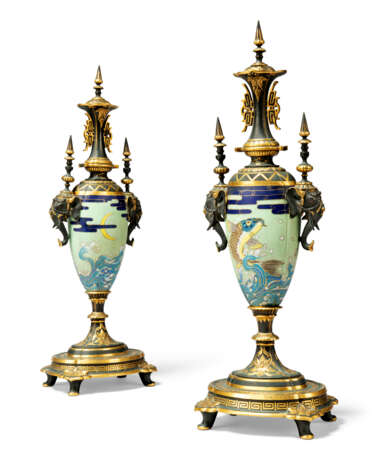 A PAIR OF FRENCH 'JAPONISME' ORMOLU, PATINATED BRONZE AND CLOISENNE ENAMEL COVERD VASES - Foto 2