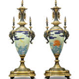 A PAIR OF FRENCH 'JAPONISME' ORMOLU, PATINATED BRONZE AND CLOISENNE ENAMEL COVERD VASES - Foto 3